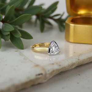Bague solitaire en or massif 18 carats avec diamant taille trillon de 2,00 carats, cadeau de mariage raffiné pour votre partenaire, porte-bonheur - Product Image 3