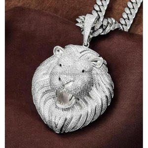 Collar con Colgante de León de Lujo con Diamantes Cultivados en Laboratorio VVS y Diseño de Incrustaciones de Piedras Premium - Product Image 1