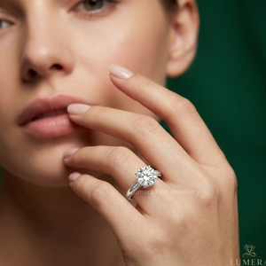 Bague de fiançailles Lumera Fine Jewellery en platine, diamant rond taille brillant, classique pour femme, pierre naturelle certifiée GIA - Product Image 5