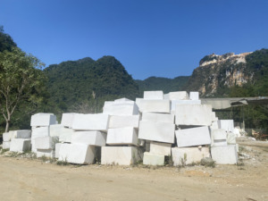 Bloc de marbre blanc naturel moderne du Vietnam, directement de la carrière, pour usage extérieur et intérieur, durable et écologique - Product Image 1