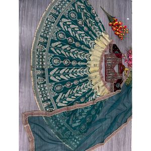 Magnifiques robes de soirée Lehenga Choli avec broderies - Product Image 4