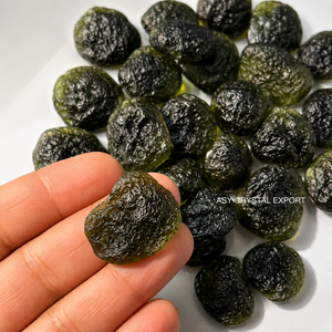 Pierre de Moldavite naturelle de la République tchèque, pierre brute, véritable cristal de téktite verte, pierre brute pour la fabrication de bijoux, vente en gros de haute qualité - Product Image 1