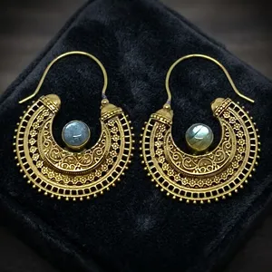 Nouveauté 2018 : Boucles d'oreilles créoles bohèmes religieuses en laiton avec labradorite, bijoux bohèmes minimalistes plaqués or, vente en gros - Product Image 1