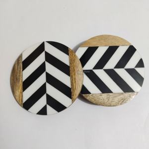 Posavasos Elegantes con Diseño de Rayas Rojas en Blanco, Redondos, Decorativos, Protección para Vasos, Tazas y Cócteles - Product Image 4