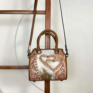 Nouveau sac Speedy en cuir véritable Western Hair On Hide, fait main, avec motif cœur clouté, sac de voyage style cowgirl, sac à main à poignée supérieure et bandoulière - Product Image 4
