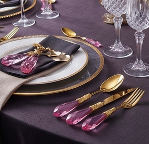 Ensemble de couverts élégants en or avec poignées en cristal rose, poli miroir, passe au lave-vaisselle, pour mariage et usage quotidien. - Product Image 4