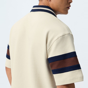 Polo en tricot gaufré crème pour homme, style décontracté, col rayé color block, tissu en coton respirant - Product Image 2