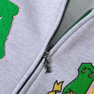 Chaqueta universitaria unisex AKA Heather Grey Fleece con bordado de chenilla verde con letras griegas, estilo universitario, de algodón premium con cremallera. - Product Image 5