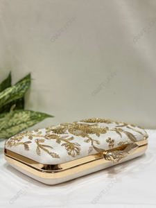 Pochette de soirée structurée indienne faite à la main en ivoire et or, brodée de fleurs, avec fermoir en métal en forme d'oiseau, pour mariage et occasions spéciales - Product Image 5
