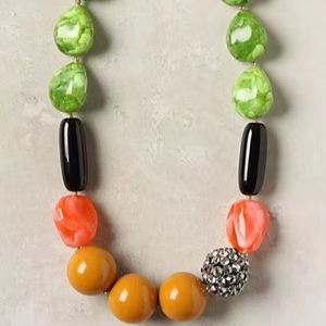 Collier statement en résine fait main pour femmes, style romantique, design tendance pour les mariages - Product Image 2