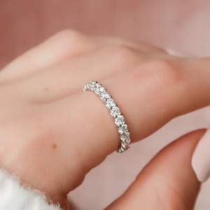 Bagues d'éternité minimalistes en or blanc 18 carats plaqué rhodium avec moissanite taille brillant ronde sertie à griffes pour femme - Product Image 2