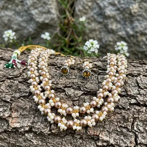 Ensemble de collier et boucles d'oreilles élégants en perles de coquille brune plaquées or 8 mm et perles blanches de 3 mm, bijoux de mariage raffinés - Product Image 4