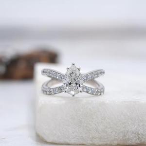 Bague de fiançailles en or blanc avec diamant taille poire et pierres latérales rondes, anneau pavé à branches fendues avec diamants d'appoint, luxe nuptial - Product Image 1