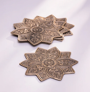 Par de posavasos redondos de latón decorados con arte del zodíaco celestial que representa gazelas estilizadas, disponibles a precios de mayorista. - Product Image 4