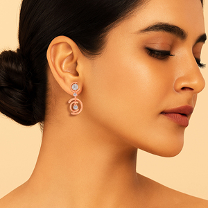 Boucles d'oreilles pendantes en spirale Celeste, en or rose, avec diamants taille brillant rond, design minimaliste, pour femme - Product Image 4