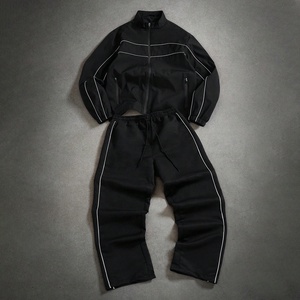 Ensemble coupe-vent noir personnalisé 2026 pour homme : veste zippée à col montant et pantalon de jogging avec passepoil contrastant – Tenue de sport - Product Image 1