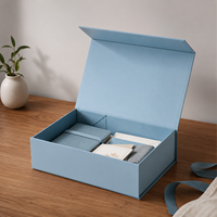 Boîte cadeau magnétique de luxe haut de gamme, écologique, avec doublure en éponge dorée, pour vêtements, accessoires, foulards, logo personnalisé, laminage mat rigide