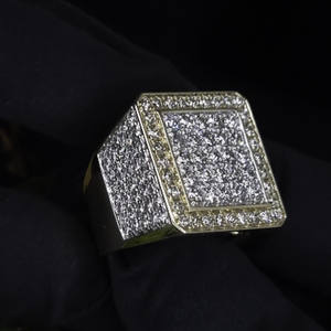 Bague de fiançailles pour homme en moissanite sertie de diamants carrés, en argent sterling 925 plaqué rhodium, cadeau pour le petit doigt - Product Image 2