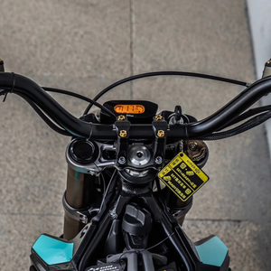 Moto Elettrica da Fuoristrada 8000W, Batteria al Litio 58V 22Ah, Motore a Trazione Centrale a <span class=keywords><strong>3</strong></span> Velocità, Telaio in Lega di Alluminio Forgiato Sur Ron Hyper Bee Surron - Product Image 4