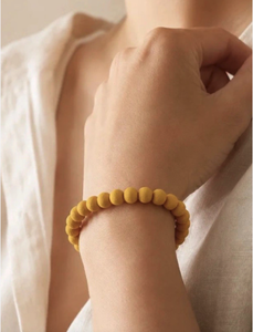 Bracelet perlé en curcuma naturel (Haldi) – Vente en gros, fait main, biologique, à base de plantes, Mala extensible, unisexe, bijoux spirituels - Product Image 2