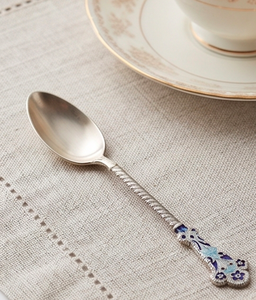 Cuillères à thé vintage plaquées argent avec manches florales émaillées, longues, durables, en métal, pour la table et le service de desserts - Product Image 4