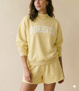 Conjunto de Top de Cuello Alto y Pantalones Cortos para Mujer, Diseñado para Looks de Fin de Semana, Crea un Atuendo Relajado pero Elegante - Product Image 1