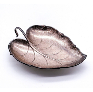 Plat de service vintage en forme de feuille, en métal argenté, design tendance, plat en aluminium pour la table, produits de haute qualité - Product Image 1
