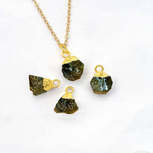Collier en Moldavite Naturelle |   Collier en pierres précieuses électroplaquées sur chaîne plaquée or, bijoux de guérison, cadeaux pour petite amie - Product Image 4