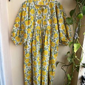 เดรสยาวโบฮีเมียนลายดอกไม้ ผ้าฝ้ายพิมพ์ลายด้วยมือ แขนยาว คอทรงโอ เดรสยาวพิมพ์ลายดอกไม้สำหรับผู้หญิง - Product Image 1