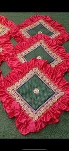 Lujoso juego de alfombras decorativas para pooja, hechas a mano, con bordes rizados de raso rojo intenso y detalles estilo kundan. - Product Image 2
