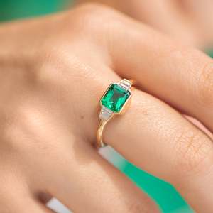 Anillo de compromiso clásico geométrico de oro macizo de 14 quilates para mujer con gema de corte esmeralda y diamantes baguette engastados en bisel - Product Image 4