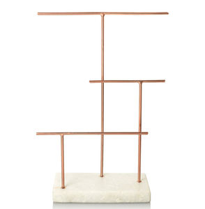 El soporte de exhibición de joyería metálico minimalista y discreto está diseñado para proporcionar una presentación limpia y elegante para collares, pulseras y relojes. - Product Image 4