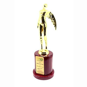 Trophée en forme de figure humaine aux ailes dorées sur socle en bois, statue de reconnaissance pour récompense d'entreprise - Product Image 1