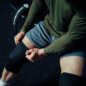 Genouillères respirantes épaisses MM avec fermeture à lacets pour la protection sportive, noires - Product Image 3