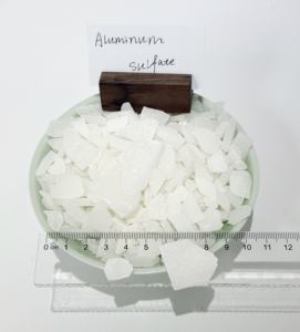 อลูมิเนียมซัลเฟตเม็ดสีขาว ความบริสุทธิ์ 99% เกรดอุตสาหกรรม สารเคมีบำบัดน้ำ จากเกล็ดสีขาว - Product Image 1