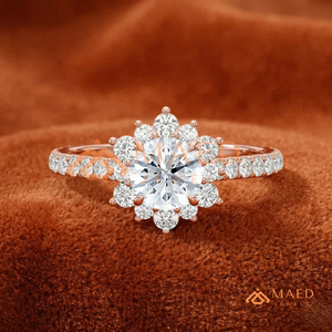 Bague en or rose « Blushing Starburst » – Bague élégante à motif floral romantique avec halo et grappe de pierres en or rose – Coupe ronde élégante - Product Image 1