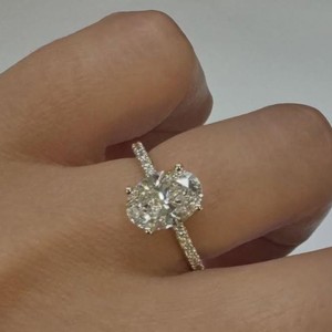 Anillo de compromiso de oro macizo de 14K y 18K con diamante de laboratorio ovalado de 2.50 quilates, engaste pavé, solitario clásico, para mujer, uso diario - Product Image 1