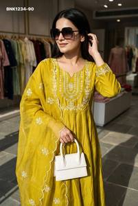 Última Colección, Nueva Variedad de Conjuntos de Kurti-Pant y Dupatta de Seda Chanderi con Bordado en Línea A, Moda Femenina de Fabricante - Product Image 5