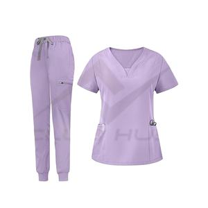Conjunto de traje médico de hospital para mujer moderno al por mayor con logotipo personalizado, parte superior con cuello en V y pantalones deportivos de pierna cónica hechos de tela tejida - Product Image 1