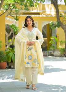 Ensemble élégant pour femmes, Kurti court en coton 60x60 avec motifs floraux bleus, détail col en V et dupatta imprimé pour l'été - Product Image 1