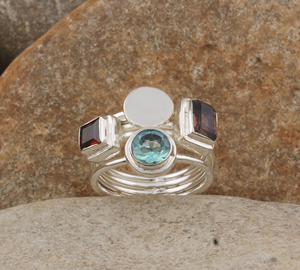 Anillo de Plata de Ley 925 con Engaste de Granate Natural y Topacio Azul, Anillo Clásico con Múltiples Piedras Preciosas, Piedra de Nacimiento de Enero, Agosto y Diciembre - Product Image 1