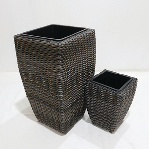 Jardinières carrées modernes en plastique pour l'extérieur, revêtement PE, pots de fleurs de jardin au design minimaliste, lot de deux - Product Image 4