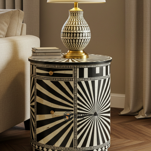 Mesa Auxiliar Redonda de Madera Artesanal con Incrustaciones de Hueso Chevron Negro, Moderna y Ecológica - Product Image 5