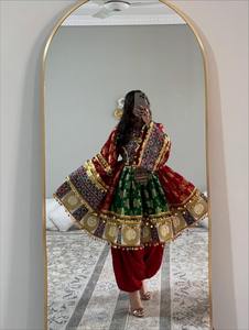 Robe de mariée traditionnelle afghane Kuchi rouge avec une énorme jupe évasée et des broderies tribales complexes faites à la main - Product Image 4