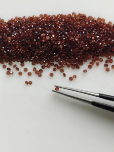 Granat rouge naturel 1,5 mm, taille brillant ronde, qualité supérieure, pierre précieuse en vrac pour la fabrication de bijoux - Product Image 3