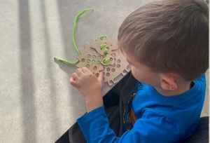 Jouets de laçage en bois d'inspiration Montessori Planche à coudre en bambou Jouet hérisson Cadeau éducatif pour les enfants - Product Image 5