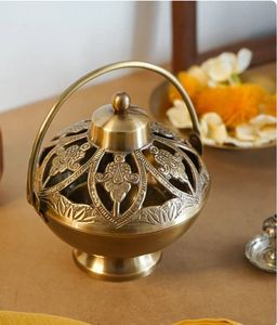 Brûleur d'encens moderne en laiton avec finition dorée, idéal pour la décoration minimaliste de la maison et les cadeaux. - Product Image 1