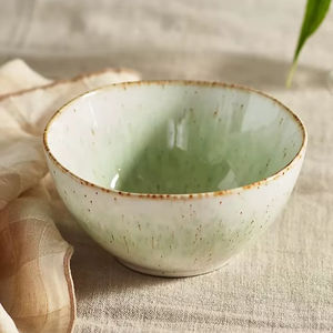Bol de table en céramique artisanale, glaçure menthe douce, texture rustique mouchetée, design polyvalent profond, compatible micro-ondes, pour service à la maison - Product Image 1