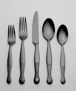 Ensemble de couverts noir mat, 5 pièces, design minimaliste, couverts en métal résistant à la rouille, pour une utilisation sur la table de mariage - Product Image 1