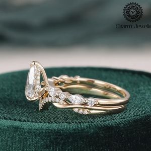 Anillo de Compromiso Charm_Jewells para Mujer con Moissanita Corte Pera, Oro de 18K con Engaste Pavé, Estilo Romántico - Product Image 5
